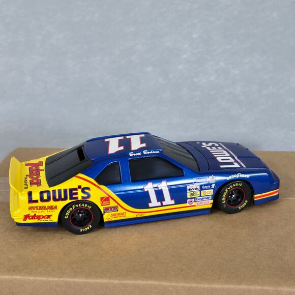 Rare Brett Bodine #11 Lowe's 1995 Thunderbird Diecast Race Car Bank with Key - Picture 4 of 8